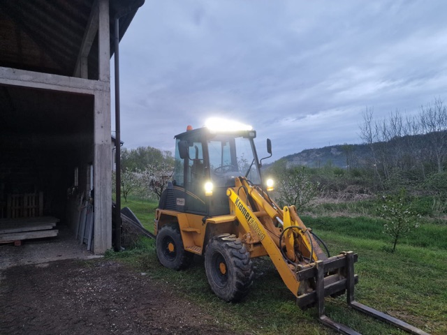 Utovarivač Đukić Autoprevoznik sa vilama za utovar paleta